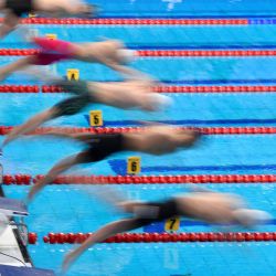 Los nadadores se zambullen para competir en la final del evento de relevo de natación estilo libre 4x100 m masculino durante el Campeonato Europeo de Deportes Acuáticos LEN en el Duna Arena de Budapest. | Foto:Tobias Schwarz / AFP
