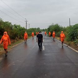 Esta foto muestra al personal de la NDRF caminando por una carretera mientras evalúan el alcance de los daños en Khambat, en el estado indio de Gujarat, después del paso del ciclón Tauktae. la costa oeste de la India con fuertes vientos y lluvias torrenciales, dejando al menos 20 muertos. | Foto:Indian National Defense Response Force (NDRF) / AFP