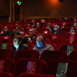 Los asistentes al cine toman sus asientos socialmente distanciados para una proyección de  | Foto:Oli Scarff / AFP