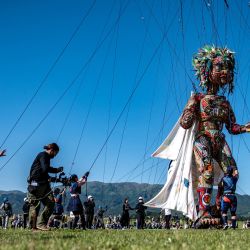 Los artistas controlan la marioneta gigante 'MOCCO' diseñada por Noriyuki Sawa durante la gira de medios  | Foto:Philip Fong / AFP