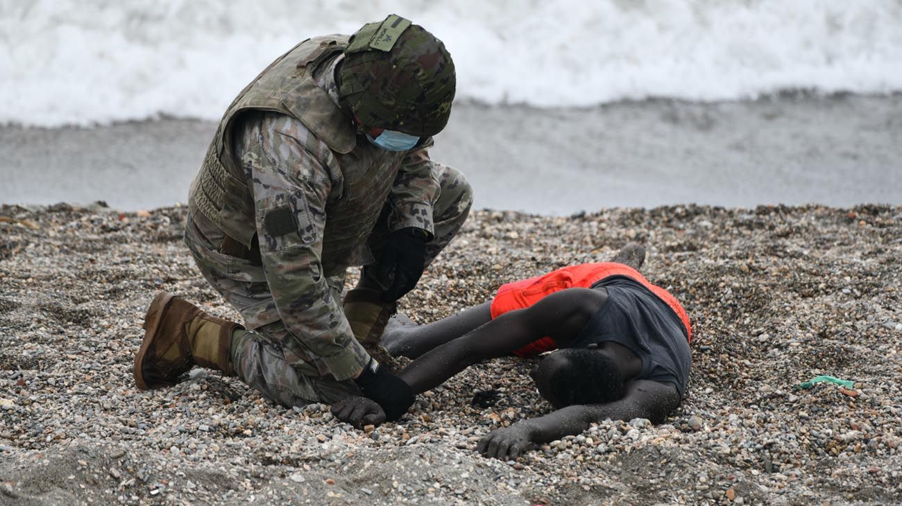 Al menos 2.700 personas han sido devueltas a Marruecos en las últimas horas tras asaltar la frontera de Ceuta con la complicidad de las autoridades marroquíes. El ministro del Interior ha defendido la españolidad de Ceuta, una ciudad tan española como Sevilla o Madrid y se ha comprometido a defender la integridad de la frontera con la devolución inmediata de los que entren.