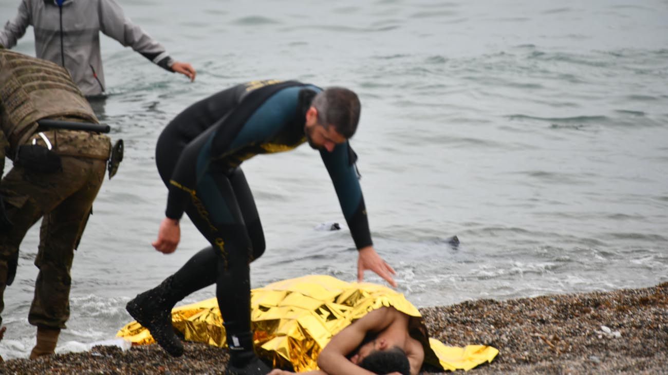 Al menos 2.700 personas han sido devueltas a Marruecos en las últimas horas tras asaltar la frontera de Ceuta con la complicidad de las autoridades marroquíes. El ministro del Interior ha defendido la españolidad de Ceuta, una ciudad tan española como Sevilla o Madrid y se ha comprometido a defender la integridad de la frontera con la devolución inmediata de los que entren.