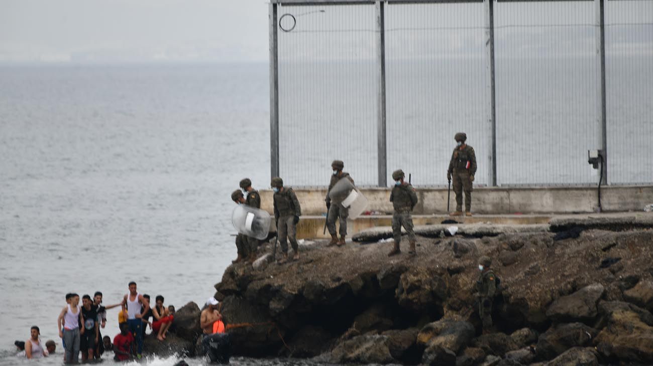 Al menos 2.700 personas han sido devueltas a Marruecos en las últimas horas tras asaltar la frontera de Ceuta con la complicidad de las autoridades marroquíes. El ministro del Interior ha defendido la españolidad de Ceuta, una ciudad tan española como Sevilla o Madrid y se ha comprometido a defender la integridad de la frontera con la devolución inmediata de los que entren.