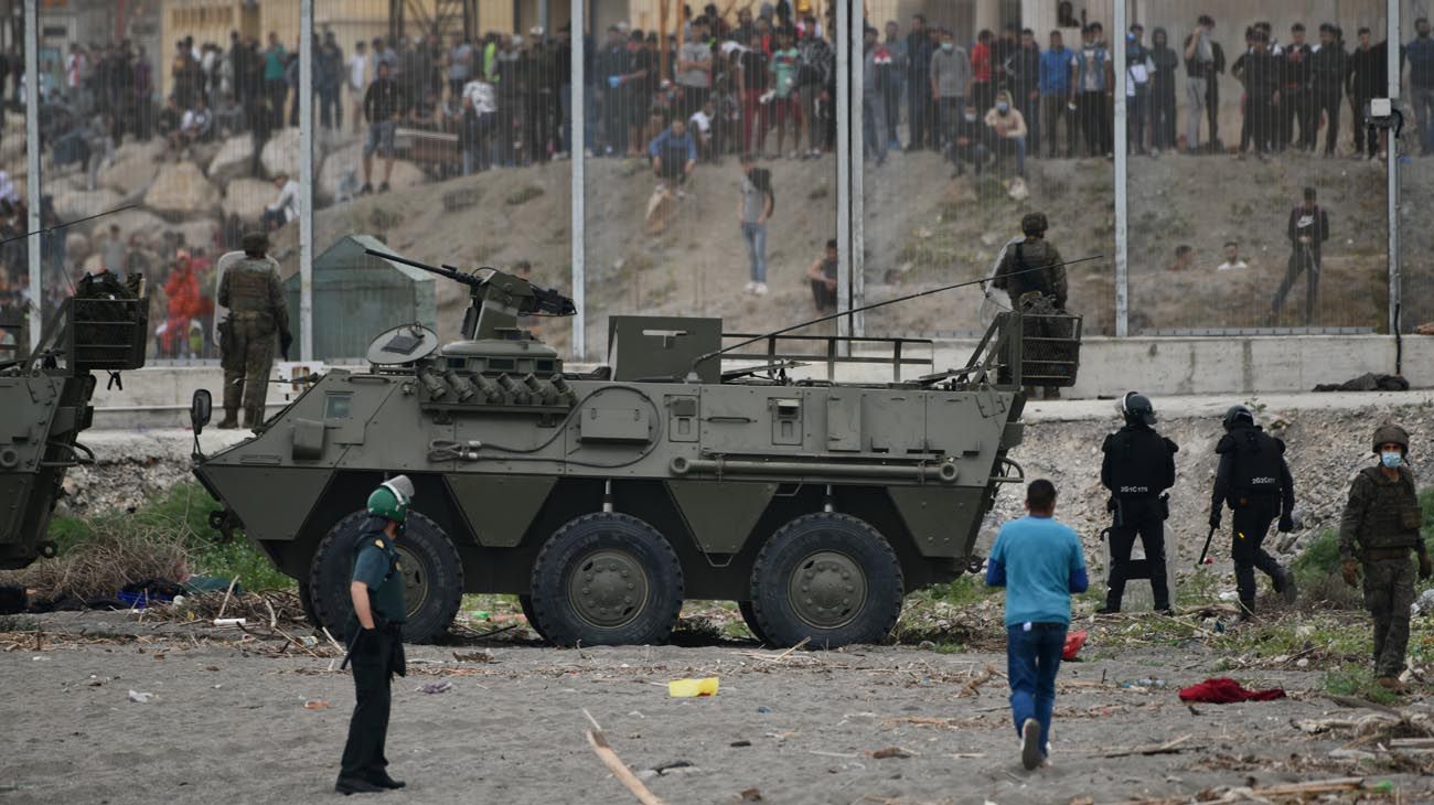 Al menos 2.700 personas han sido devueltas a Marruecos en las últimas horas tras asaltar la frontera de Ceuta con la complicidad de las autoridades marroquíes. El ministro del Interior ha defendido la españolidad de Ceuta, una ciudad tan española como Sevilla o Madrid y se ha comprometido a defender la integridad de la frontera con la devolución inmediata de los que entren.