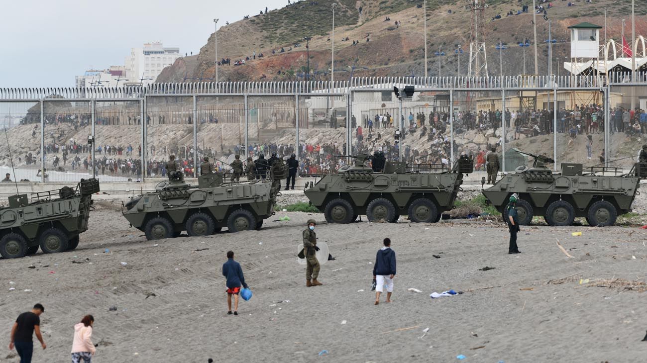 Al menos 2.700 personas han sido devueltas a Marruecos en las últimas horas tras asaltar la frontera de Ceuta con la complicidad de las autoridades marroquíes. El ministro del Interior ha defendido la españolidad de Ceuta, una ciudad tan española como Sevilla o Madrid y se ha comprometido a defender la integridad de la frontera con la devolución inmediata de los que entren.