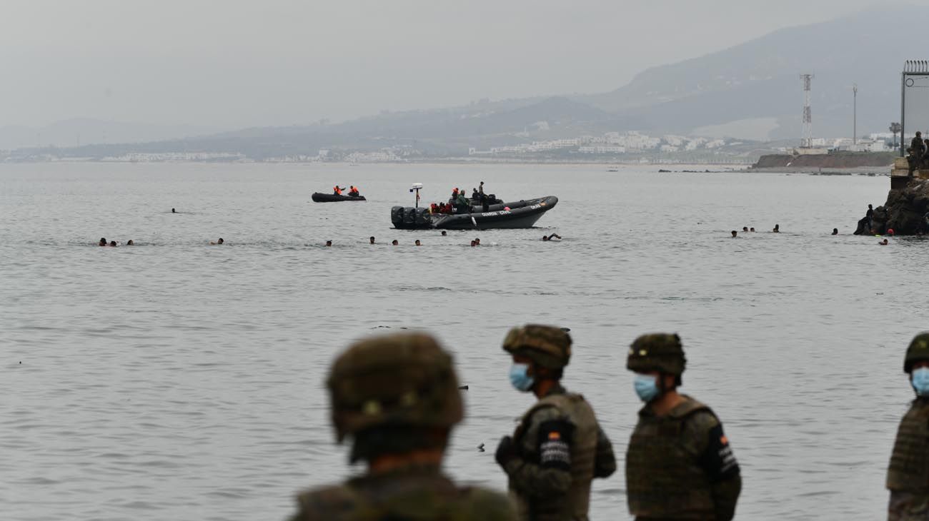 Al menos 2.700 personas han sido devueltas a Marruecos en las últimas horas tras asaltar la frontera de Ceuta con la complicidad de las autoridades marroquíes. El ministro del Interior ha defendido la españolidad de Ceuta, una ciudad tan española como Sevilla o Madrid y se ha comprometido a defender la integridad de la frontera con la devolución inmediata de los que entren.