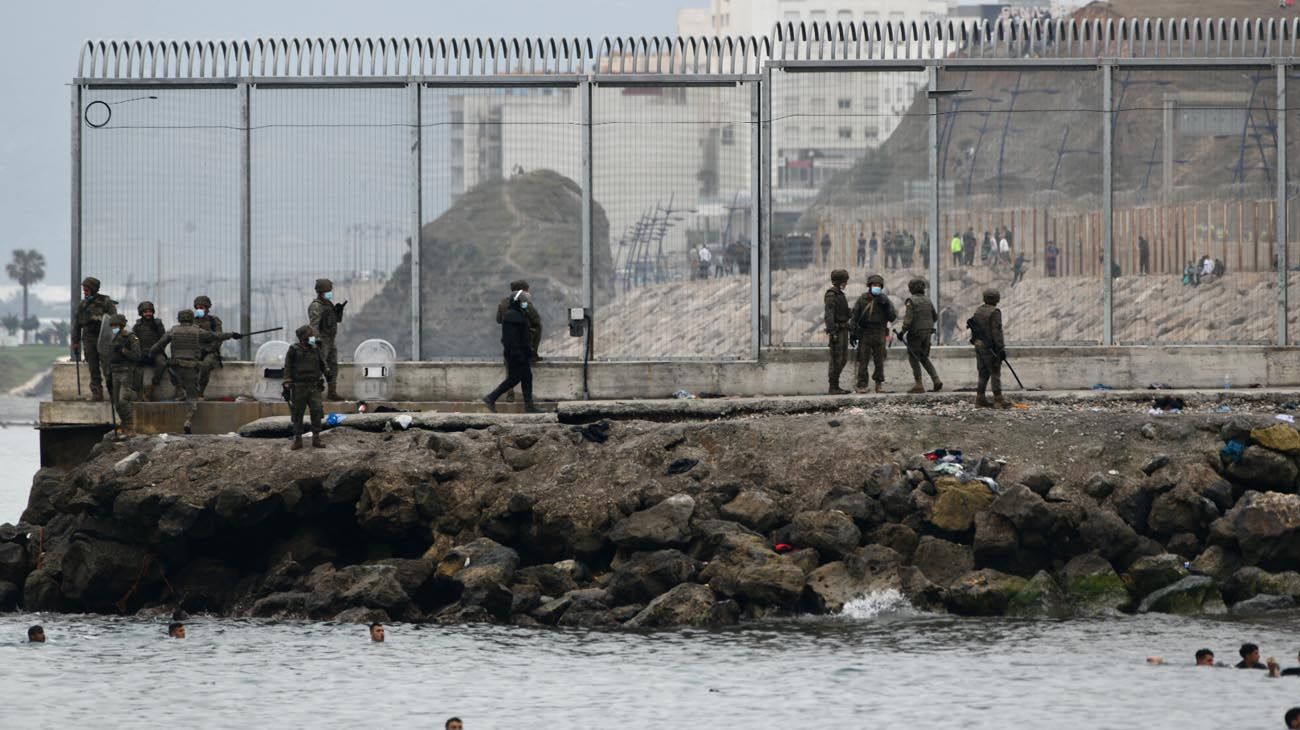 Al menos 2.700 personas han sido devueltas a Marruecos en las últimas horas tras asaltar la frontera de Ceuta con la complicidad de las autoridades marroquíes. El ministro del Interior ha defendido la españolidad de Ceuta, una ciudad tan española como Sevilla o Madrid y se ha comprometido a defender la integridad de la frontera con la devolución inmediata de los que entren.