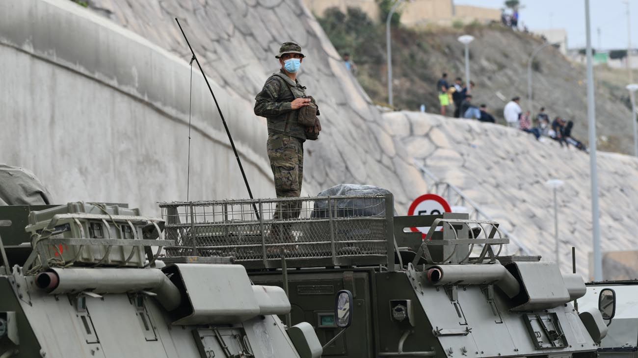 Al menos 2.700 personas han sido devueltas a Marruecos en las últimas horas tras asaltar la frontera de Ceuta con la complicidad de las autoridades marroquíes. El ministro del Interior ha defendido la españolidad de Ceuta, una ciudad tan española como Sevilla o Madrid y se ha comprometido a defender la integridad de la frontera con la devolución inmediata de los que entren.