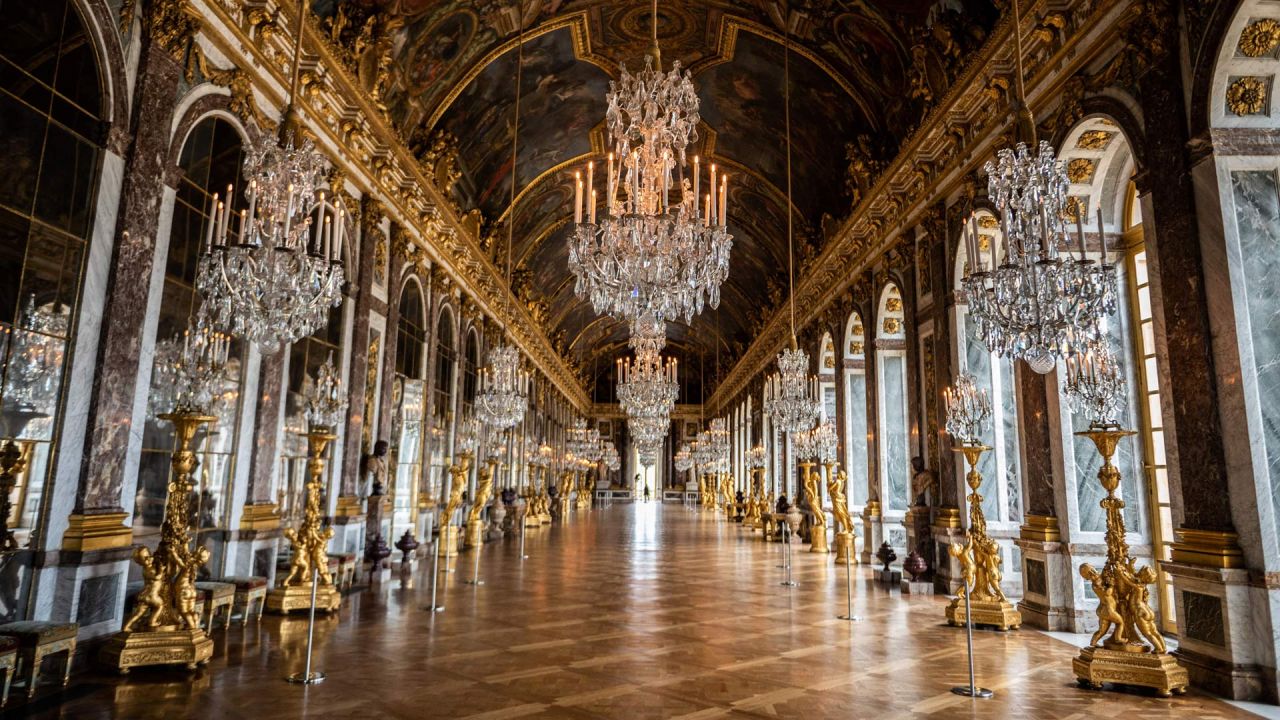 La fotografía muestra la Galerie des Glaces (Salón de los Espejos) en el Palacio de Versalles, en Versalles, cerca de París, antes de su inauguración, como parte de la relajación de la medida adoptada para frenar la propagación del Covid-19 en Francia. | Foto:Martin Bureau / AFP