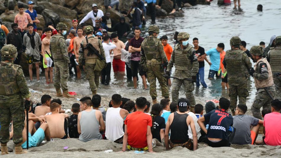 El Ejército español devuelve en caliente a los migrantes que han entrado por Ceuta 20210518