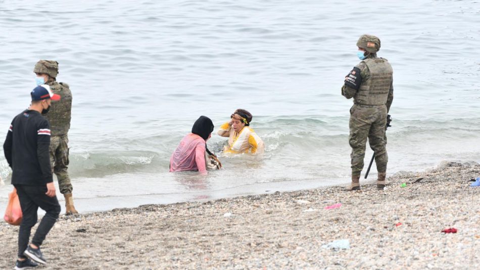 El Ejército español devuelve en caliente a los migrantes que han entrado por Ceuta 20210518