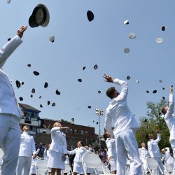 Los miembros de la Guardia Costera de los EE. UU. Lanzaron sus sombreros al aire después de que el presidente de los EE. UU., Joe Biden, hablara durante los 140 ejercicios de graduación de la Academia de la Guardia Costera de los EE. UU. en New London, Connecticut. | Foto:Nicholas Kamm / AFP