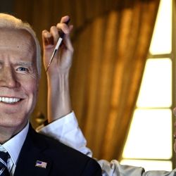 Un maquillador aplica los toques finales a la estatua de cera del presidente de los Estados Unidos, Joe Biden en el museo de cera Musee Grevin en París. | Foto:Christophe Archambault / AFP