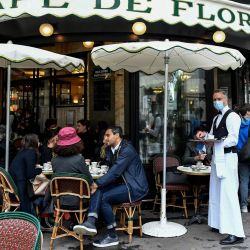 La gente se sienta en la terraza del emblemático Café de Flore de París, mientras las terrazas de los bares y restaurantes reabren hoy al 50 por ciento de su capacidad para grupos de hasta seis, mientras que el toque de queda se retrasará de 7 a 9:00 p.m. , como parte de un alivio del cierre nacional debido a la pandemia de Covid-19. | Foto:Bertrand Guay / AFP