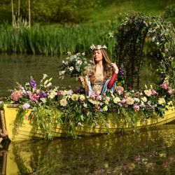 La modelo Freya Lee, vestida como la Dama de Shalott, posa para una fotografía durante un photocall para promocionar el Harrogate Spring Flower Show en el Great Yorkshire Showground en Harrogate, en el norte de Inglaterra. | Foto:Oli Scarff / AFP