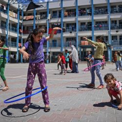 Los niños juegan en una escuela dirigida por el Organismo de Obras Públicas y Socorro de las Naciones Unidas para los Refugiados Palestinos (OOPS), donde muchas familias palestinas desplazadas han buscado refugio en la ciudad de Gaza en medio de ataques aéreos y bombardeos diarios de las fuerzas israelíes. | Foto:Mahmud Hams / AFP