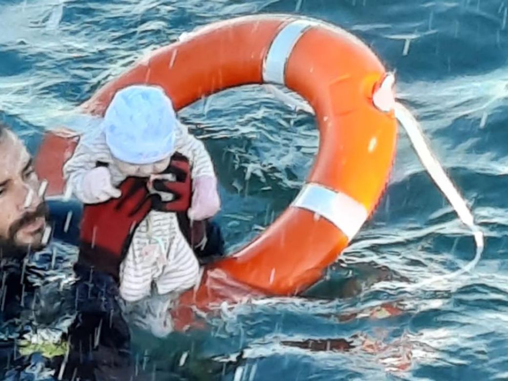 Conmovedora Imagen Del Submarinista Y Un Bebe En Ceuta Perfil