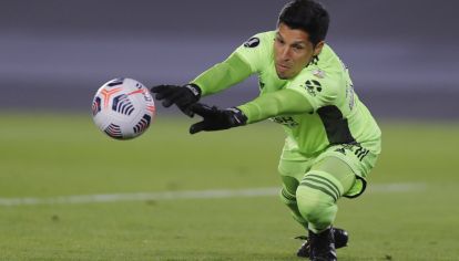 Enzo Pérez, arquero improvisado en River