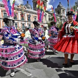 Bailarines realizan danza folclórica andina Morenada para celebrar el 20 aniversario de la declaración del carnaval de Oruro como Obras Maestras del Patrimonio Oral e Inmaterial de la Humanidad de la UNESCO, en La Paz. | Foto:Aizar Raldes / AFP