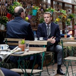 El presidente francés, Emmanuel Macron y el primer ministro francés, Jean Castex, están tomando un café en la terraza de un café en París, mientras las terrazas de los restaurantes y bares reabren hoy al 50 por ciento de su capacidad para grupos de hasta seis personas. el toque de queda se retrasará de 7 a 9:00 pm, como parte de una reducción del cierre nacional debido a la pandemia de Covid-19. | Foto:Geoffroy Van Der Hasselt / AFP