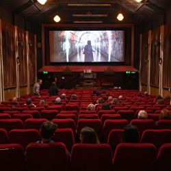 Los asistentes al cine toman sus asientos para una proyección de  | Foto:Oli Scarff / AFP