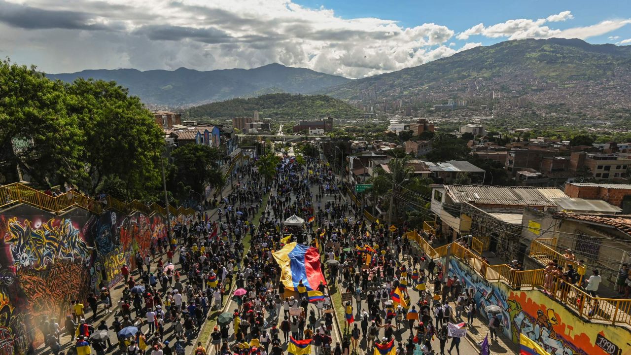 Manifestantes participan en una nueva protesta contra el gobierno del presidente colombiano Iván Duque, en Medellín. - El movimiento de protesta en Colombia volvió a tomar las calles antes de sentarse a negociar con el gobierno una eventual solución a la crisis que estalló el 28 de abril y alimentada por abusos policiales parcialmente reconocidos por el presidente Iván Duque. | Foto:Joaquin Sarmiento / AFP