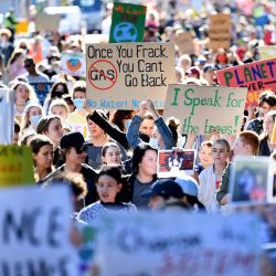 Manifestantes marchan en el Parlamento de Queensland durante la protesta School Strike 4 Life, en Brisbane. Estudiantes de todo el país están en huelga en nombre de la acción climática, pidiendo al gobierno federal que deje de usar el dinero de los contribuyentes en combustibles fósiles. | Foto:AAP / Dan Peled / DPA