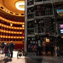 Periodistas suben al escenario durante la gira del canciller austríaco Sebastian Kurz en la Ópera Estatal de Viena. - Austria reabrió restaurantes, hoteles y eventos culturales en medio de la pandemia del coronavirus (Covid-19). | Foto:Joe Klamar / AFP