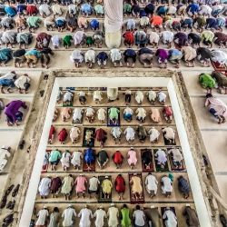 Bangladesh, Barishal: los musulmanes realizan las oraciones del viernes sin mantener ningún tipo de distancia social en una mezquita. El país está bajo un bloqueo para contener la segunda ola de la pandemia COVID-19. | Foto:Mustasinur Rahman Alvi / ZUMA Wire / DPA