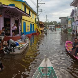En la imagen se ven personas en botes a través de las calles inundadas debido al desbordamiento del río Solimoes en la ciudad de Anama, Amazonas, Brasil. | Foto:Michael Dantas / AFP