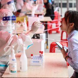 Un trabajador de la salud toma una muestra de hisopo de un residente para realizar una prueba del coronavirus Covid-19 en Shenyang, en la provincia de Liaoning, en el noreste de China. | Foto:STR / AFP