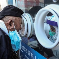Esta foto muestra a un anciano recibiendo una prueba de ácido nucleico Covid-19 en un hospital en Shenyang, en la provincia de Liaoning, en el noreste de China.. | Foto:STR / AFP