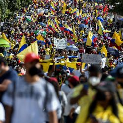 Los manifestantes participan en una nueva protesta contra el gobierno del presidente colombiano Iván Duque, en Cali, Colombia. | Foto:Luis Robayo / AFP