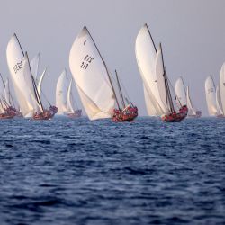 Los competidores emiratíes navegan en sus dhows mientras participan en el Dalma Sailing Festival en veleros de 60 pies en las aguas de la isla Dalma en el Golfo, frente a la capital de los Emiratos, Abu Dhabi. | Foto:Karim Sahib / AFP