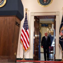 El presidente estadounidense Joe Biden llega al Cross-Hall de la Casa Blanca para pronunciar comentarios sobre el conflicto en el Medio Oriente en Washington, DC. Israel y Hamas anunciaron un acuerdo al alto el fuego, luego de días de combates que se cobraron más de 200 vidas. | Foto:Anna Moneymaker / Getty Images / AFP