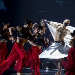 El bailarín holandés Ahmad Joudeh actúa durante la segunda semifinal de la 65 edición del Festival de la Canción de Eurovisión 2021, en el centro de convenciones Ahoy de Rotterdam. | Foto:Kenzo Tribouillard / AFP