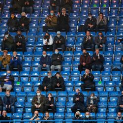 Los aficionados ven el partido de fútbol de la Premier League inglesa entre Chelsea y Leicester City en Stamford Bridge en Londres. | Foto:Peter Cziborra / POOL / AFP