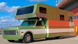 El vehículo fue pintado con un color verde oliva que resalta su espíritu retro.