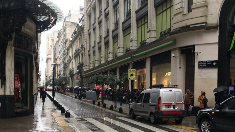 Larga fila en Falabella para ingresar a comprar los últimos productos.