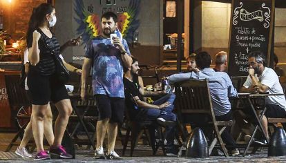 Sólo con delivery. Los bares y restaurantes podrán trabajar con envíos a domicilio.