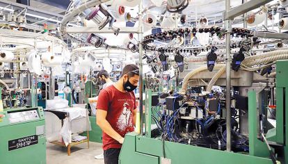 Impacto positivo en el empleo. Las industrias encienden poco a poco los motores de la economía en la Argentina.