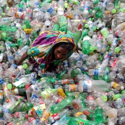 Un trabajador recoge botellas de plástico usadas en una fábrica de reciclaje de botellas de plástico. | Foto:Habibur Rahman / ZUMA Wire / DPA
