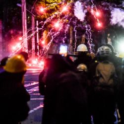 Manifestantes chocan con la policía antidisturbios en una nueva protesta contra el gobierno del presidente colombiano Iván Duque en Medellín, Colombia. | Foto:Joaquin Sarmiento / AFP