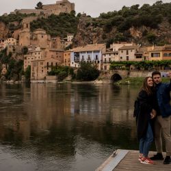 España, Miravet: una pareja se toma un selfie a orillas del río Ebro con el histórico pueblo de Miravet al fondo. | Foto:Jordi Boixareu / ZUMA Wire / DPA