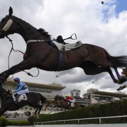 El caballo Lord du Mesnil salta sobre la zanja sin su jinete durante la 143a edición del 'Grand Steeple-Chase de Paris' en el Hipódromo de Auteuil en París. | Foto:Christophe Archambault / AFP