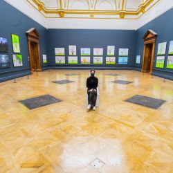 Una mujer observa las pinturas del artista inglés David Hockney expuestas en la Royal Academy. | Foto:Ian West / PA Wire / DPA