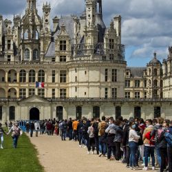 Los visitantes hacen cola fuera del castillo de Chambord, en Chambord, en el centro de Francia, mientras Francia suaviza las medidas adoptadas para frenar la propagación del Covid-19. - Francia reabrió sus museos y espacios culturales. | Foto:Guillaume Souvant / AFP