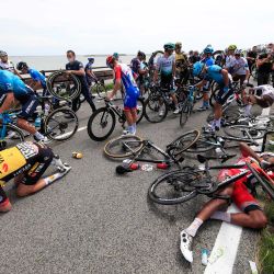 Los ciclistas reaccionan después de un choque masivo durante la 15a etapa de la carrera ciclista Giro d'Italia 2021, una carrera de 147 km entre Grado y Gorizia. | Foto:Luca Bettini / AFP