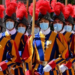 Los guardias suizos toman su posición antes de la llegada del presidente de la Comisión Europea al patio de San Dámaso en el Vaticano para una audiencia privada con el Papa. | Foto:Andreas Solaro / AFP