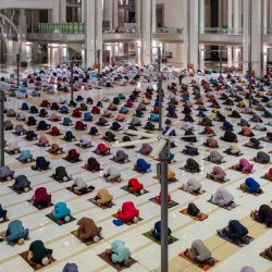 Los musulmanes practican el distanciamiento social, como medida preventiva para combatir la propagación del coronavirus COVID-19, mientras recitan la primera oración vespertina terawih en la mezquita Tuanku Mizan Zainal Abidin durante el mes sagrado islámico del Ramadán en Putrajaya. | Foto:Mohd Rasfan / AFP